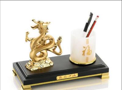 龍騰商海 華爾街龍、水晶龍與金屬龍年擺件，商務(wù)禮贈(zèng)的藝術(shù)與意蘊(yùn)